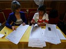 Volební komise se na Ukrajin pustily do sítání hlas i nepouitých volebních