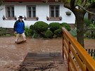 Voda se valí obcí Kundratice u Jilemnice v Libereckém kraji, kde se kvli...