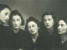 Maminka Stai Fleischmannové (zcela vpravo) se svými sestrami