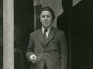 Jeden z nejvýznamnjích francouzských surrealist André Breton ped galerií