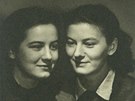 Staa Fleischmannová se sestrou Olou v roce 1944