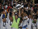 Fotbalisté Realu Madrid se radují z triumfu v Lize mistr. S pohárem nad hlavou...