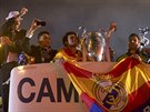 Fotbalisté Realu Madrid se radují z triumfu v Lize mistr.