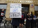Píznivci squatter uspoádali protest ped budovou Mstské ásti Prahy 1 kvli...