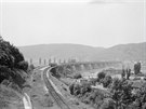 První motorový vlak na trati projídí pes Branický most