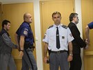 Vězeňská služba odvádí od zlínského soudu Tomáše Křepelu (vpravo) a Roberta...