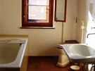 Rekonstruovaná koupelna s vanou, umyvadlem a toaletou 