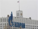 Logo Gazpromu ped moskevským Bílým domem, kde sídlí vláda (díve Dm sovt)