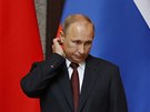 Ruský prezident Vladimir Putin eká v anghaji na ceremonii, která má