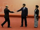 Ruský prezident Vladimir Putin (vlevo) jde pozdravit ínského prezidenta Si...