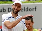 Philipp Kohlschreiber (vpravo) pevýil ve finále v Düsseldorfu svého soka Iva...
