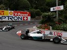 Nico Rosberg (vpravo) a Lewis Hamilton v mercedesech ovládli Velkou cenu Monaka.