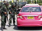 Thajtí vojáci kontrolují taxíky blízko místa, kde se konala demonstrace...