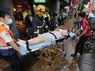 Záchranái odváejí ranné po útoku v tchajpejském metru (Tchaj-wan, 21. kvtna...
