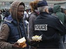 Policie zasahuje v táboe v Calais. 
