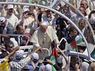 Ulicemi Betléma pape projídl v papamobilu a zdravil se s lidmi (25. 5. 2014).