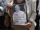 Palestinka drí fotografii papee Frantika na demonstraci za proputní...