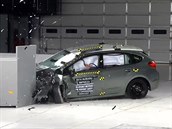 Americk institut IIHS provd crashtesty na lev pedn roh vozidel, kde jsou...