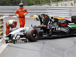 Sergio Perez ze stje Force India po kolizi ve Velk cen Monaka.