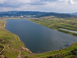 Jezero Milada je hluboké až 24,7 metru, dlouhé 3,2 kilometru a široké 0,7...