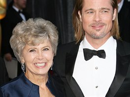 Také Clooneyho kolega Brad Pitt se as od asu ve spolenosti objevuje se svou...