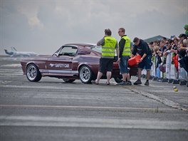 Sraz Fordů Mustang na pražském Letišti Václava Havla.