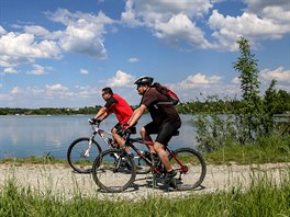 Cyklisté projídjí po stezce na behu Hluínského jezera na Opavsku. (20....