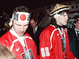 Dominik Ha�ek a Jaromír Jágr krátce po p�íletu z olympijských her v Naganu....