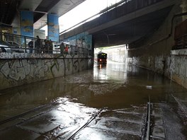 Zaplavený podjezd U Bulhara a utopená tramvaj íslo 29