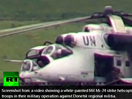 Záběr z materiálu televize RT zachycuje údajný ukrajinský vrtulník s označením...