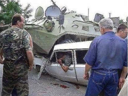 Auto údajně bylo rozdrcené ukrajinským transportérem. Snímek nicméně koluje po...