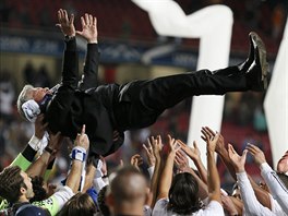 DÍKY, TRENÉRE. Fotbalisté Realu Madrid vzdávají hold trenéru Carlu Ancelottimu.