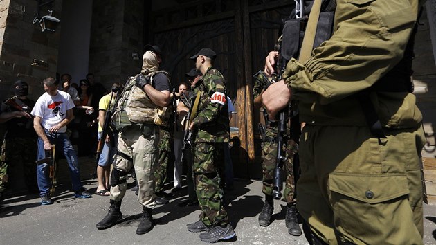 Prorut ozbrojenci ped sdlem Rinata Achmetova v Doncku (25. kvtna 2014)