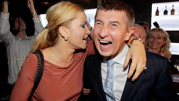 Andrej Babiš s partnerkou slaví výsledky voleb do europarlamentu (25. května 2014)