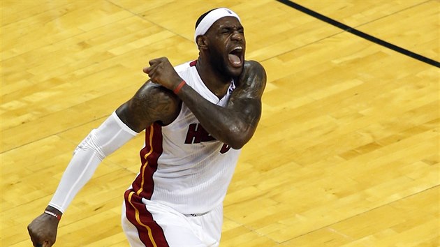 LeBron James z Miami a jeho zvec oslava ve tetm duelu s Indianou.