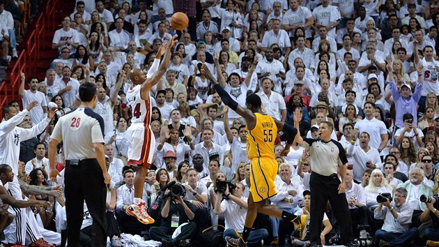 Ray Allen z Miami a jeho spn stela za ti body. Roy Hibbert z Indiany piel pozd.