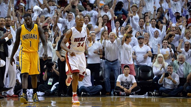 Ray Allen (vpravo) z Miami se zlehka usmv, prv vstelil trojku. Vraz Lance Stephensona mluv za ve.