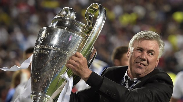 ASTNÁ CHVÍLE. Carlo Ancelotti s trofejí pro vítze Ligy mistr.