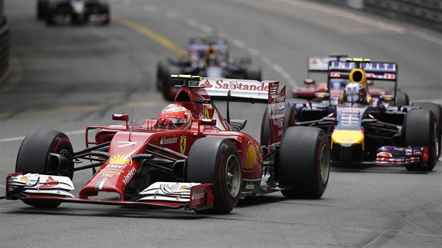 Vepedu je Kimi Raikkonen ze stje Ferrari, stha ho  Daniel Ricciardo z Red Bullu.