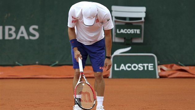 TO SNAD NE. Kei Niikori se asi sm div, jak rychle vypadl z tenisovho Roland Garros. V 1. kole nestail na Slovka Martina Kliana.