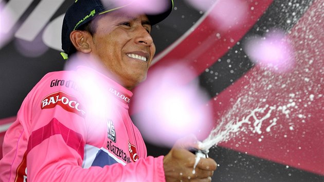 Kolumbijsk cyklista Nairo Quintana v krut 16. etap Gira zniil vechny sv soky a  po zsluze slavil.