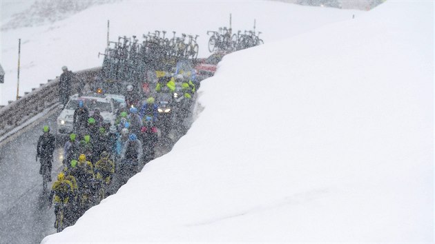 UTRPEN. estnct etapa cyklistickho Gira byla opravdu nron....