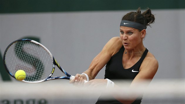 Lucie afov se opr do deru v utkn 1. kola Roland Garros utkn proti Mandy Minellaov.