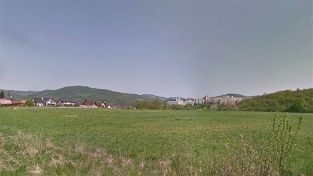 Rozsáhlá travnatá plocha s rozlohou 2,7 hektaru ve Skoroticích je vhodná pro stavbu rodinných domků.