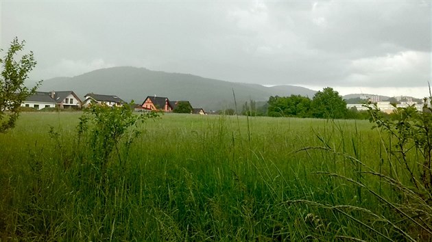 Rozsáhlá travnatá plocha s rozlohou 2,7 hektaru ve Skoroticích je vhodná pro stavbu rodinných domků.