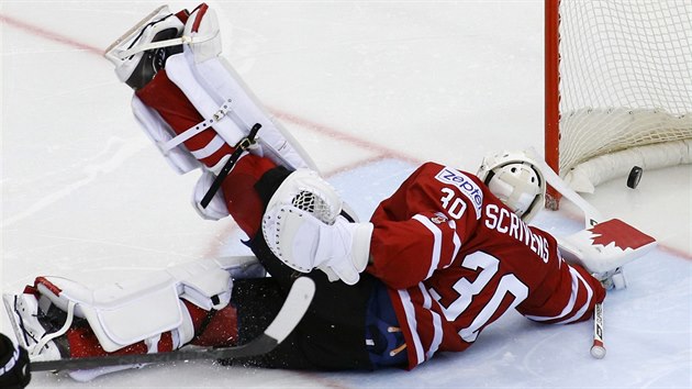 CHYBA. Kanadsk brank Ben Scrivens dostal ve tvrtfinle hokejovho MS od Finska hloup gl.