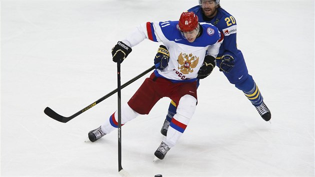 NIKAM! Švédský hokejista Joel Lundqvist se snaží ubránit ruského útočníka Jevgenije Malkina v semifinále MS.