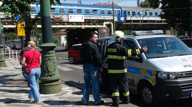 Vlak na prask Vtoni srazil lovka, kter si lehl do kolejit. Na mst zasahovaly vechny sloky IZS, vlaky mezi hlavnm a smchovskm ndram nejezdily (21.5.2014)