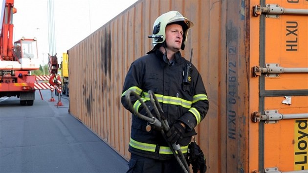 Pd nmonho kontejneru v Hornomcholupsk ulici zamstnal prask hasie. Ti ho pomoc jeb vrtili zpt na kamion (21.5.2014)