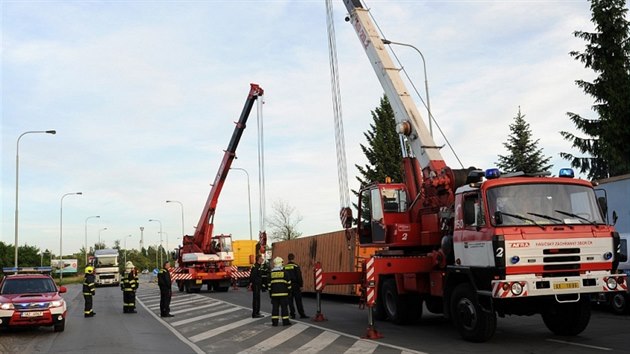 Pd nmonho kontejneru v Hornomcholupsk ulici zamstnal prask hasie. Ti ho pomoc jeb vrtili zpt na kamion (21.5.2014)